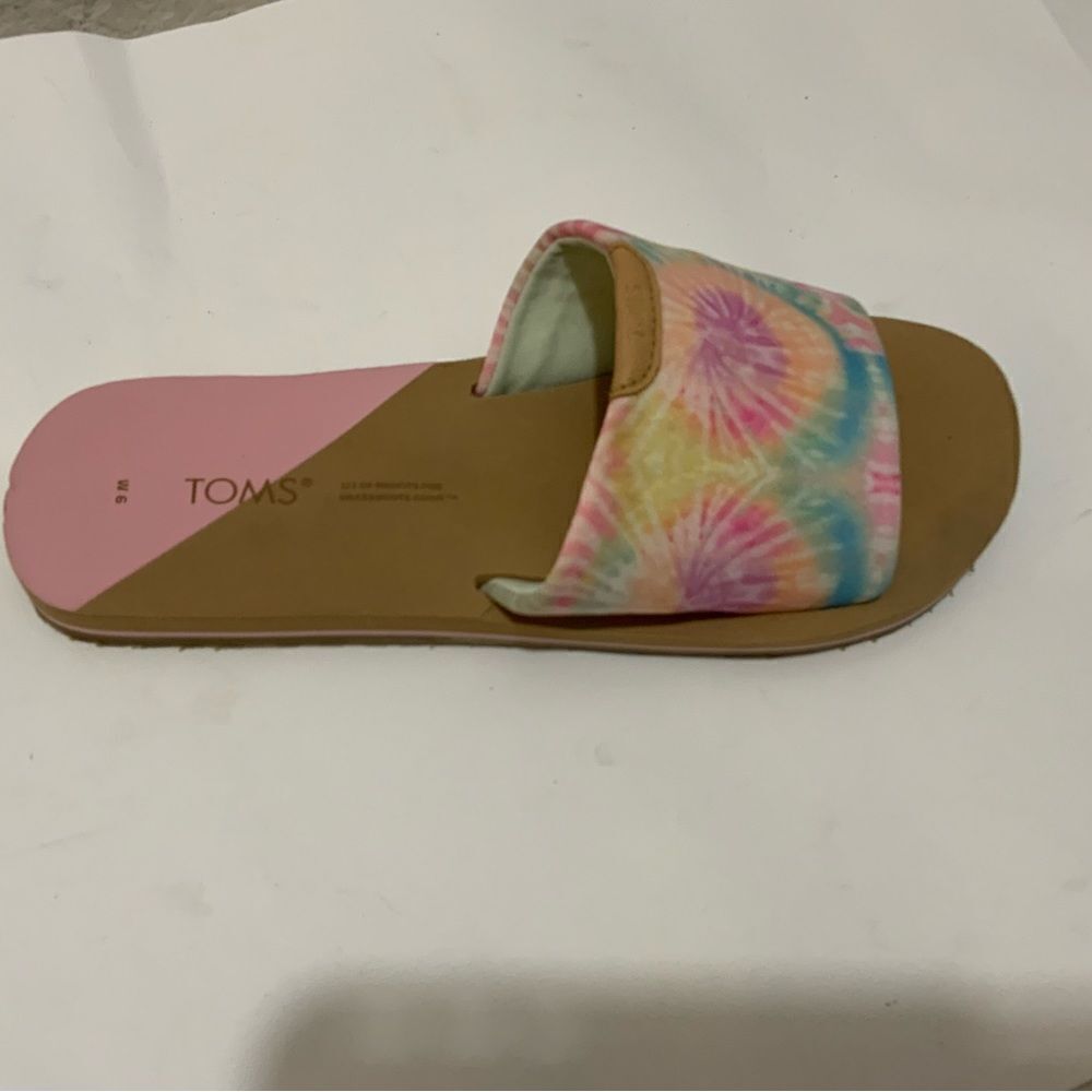 TOMS CARLY SANDALS IN TIE DYE PINK WOMENS 6